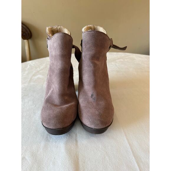 Bearpaw Women Boot Heels Cow Taupe Suede Size 6.5 Ankle Booties 3 in Heel - Picture 6 of 13